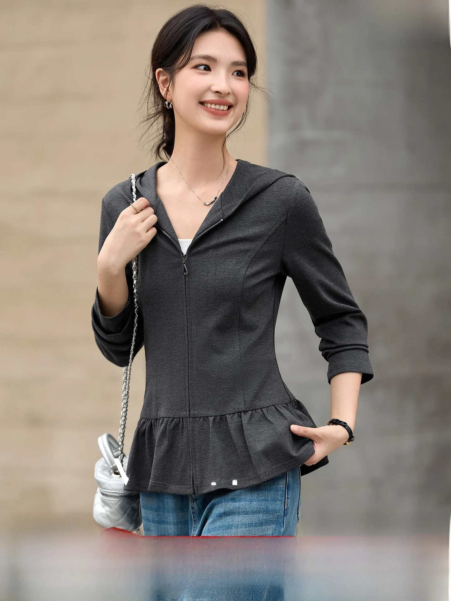 

Женская куртка с капюшоном на молнии, осенняя новинка 2025 года, с завышенной талией, приталенная, с длинными рукавами, с цветочным принтом, повседневный модный топ