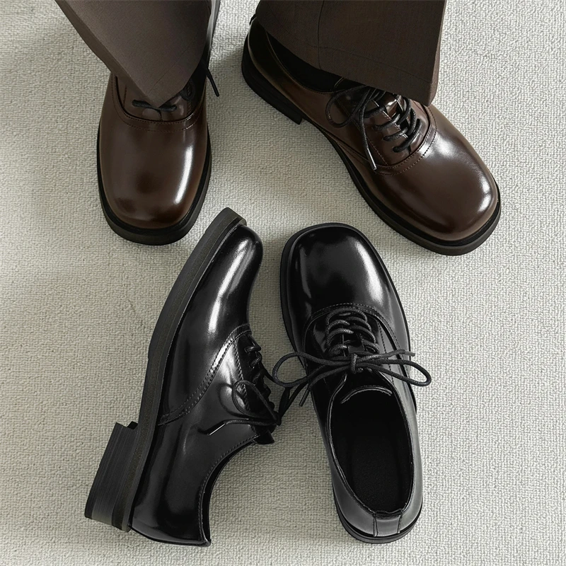 

Коричневые квадратные мужские туфли Head oes Thi Bot Heightening Briti Sle из глянцевой окрашенной кожи, повседневные свободные брюки oes Versat...