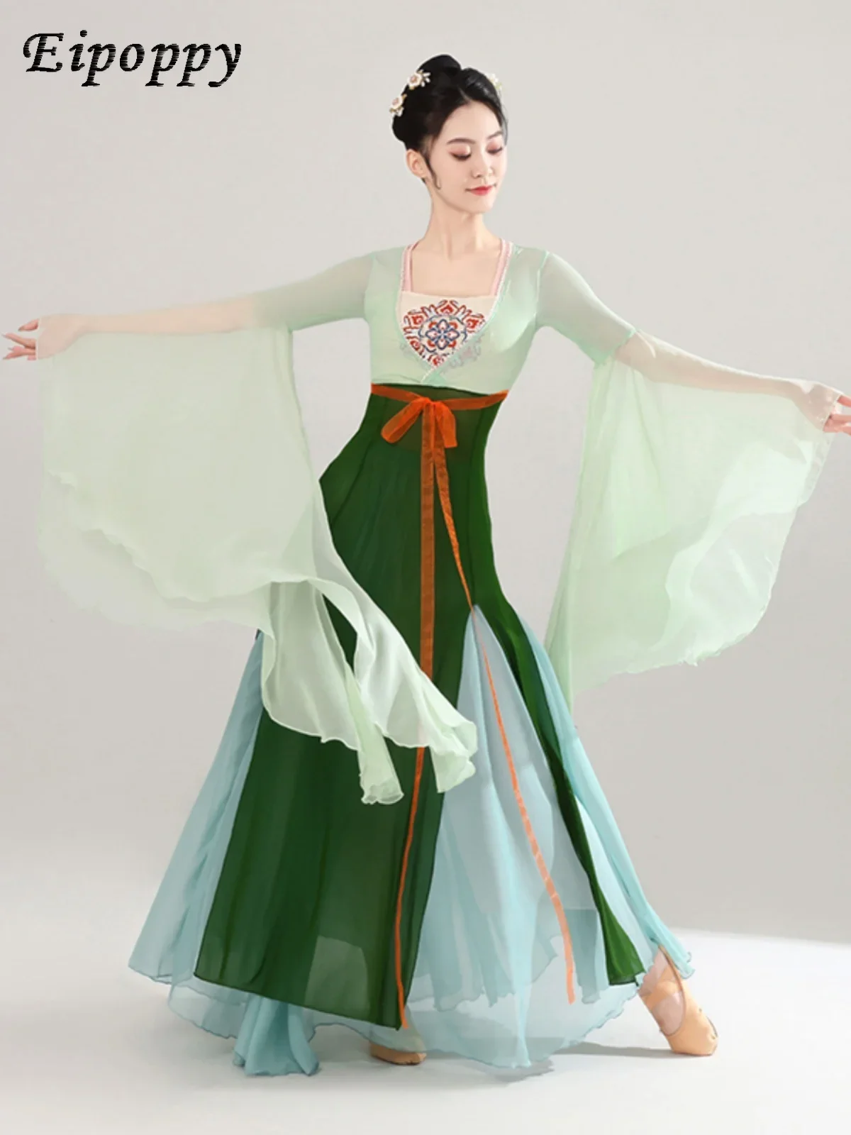 Han and Tang Dynasty chest length flowing ribbon with ancient style and graceful figure, long chiffon dress