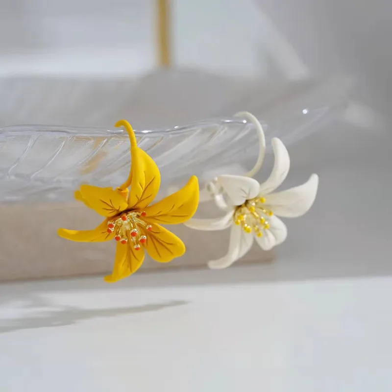 Lily special design feeling ear buckle niche Japanese and Korean yellow flower earrings 2023 spring and summer new tide