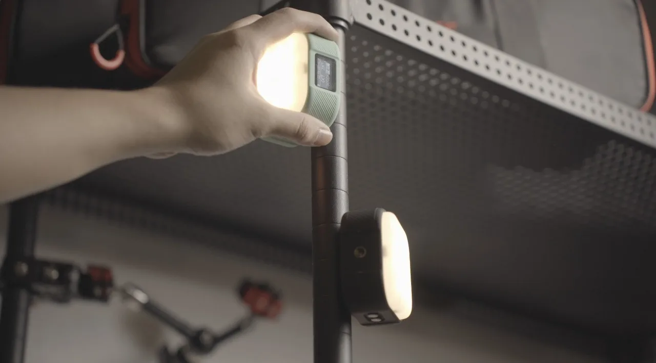 IFootage C4 กระเป๋า RGBW เติมแสง APP แบบพกพามือถือขนาดเล็ก LED สีสร้างสรรค์บรรยากาศแสงมือถือกล้อง DSLR