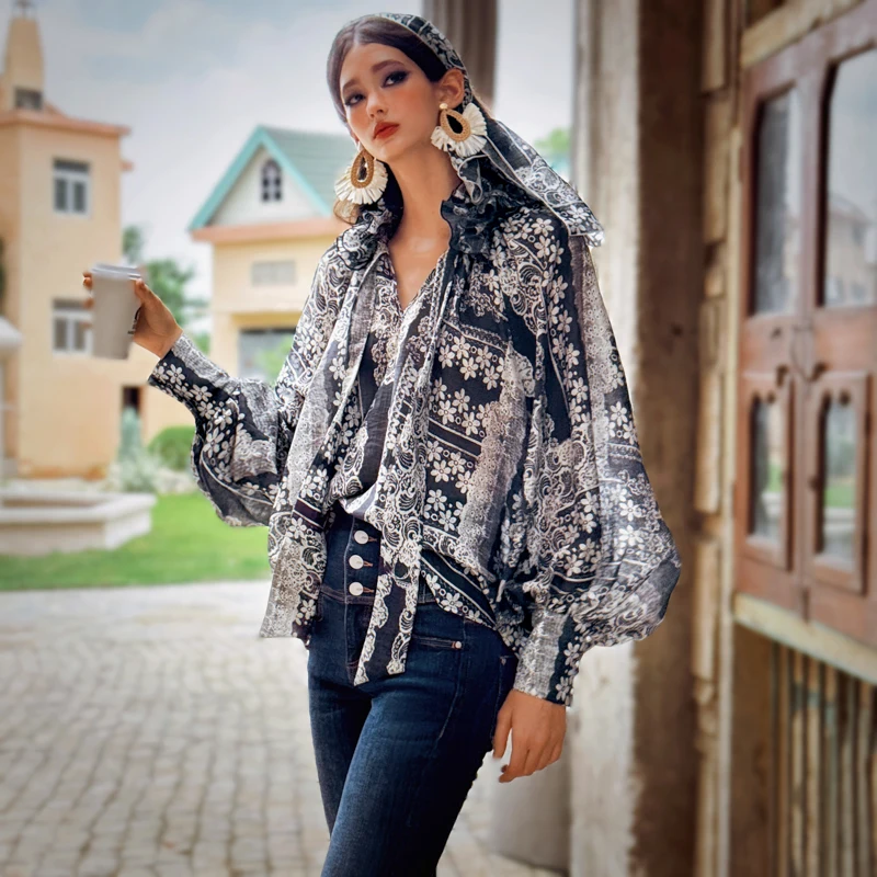 

Женская новинка 2025, городская богемная синяя блузка с принтом, лиоцелевая ткань, топ с v-образным вырезом, рубашка с рюшами на воротнике и рукавами-фонариками DM2CST017