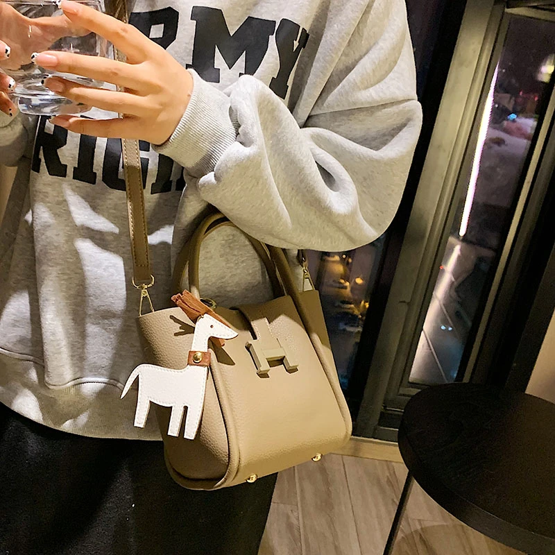 인기 있는 여성용 메신저 백, 정품 가죽 토트 옵션, 유명 디자이너의 클래식 우아한 핸드백