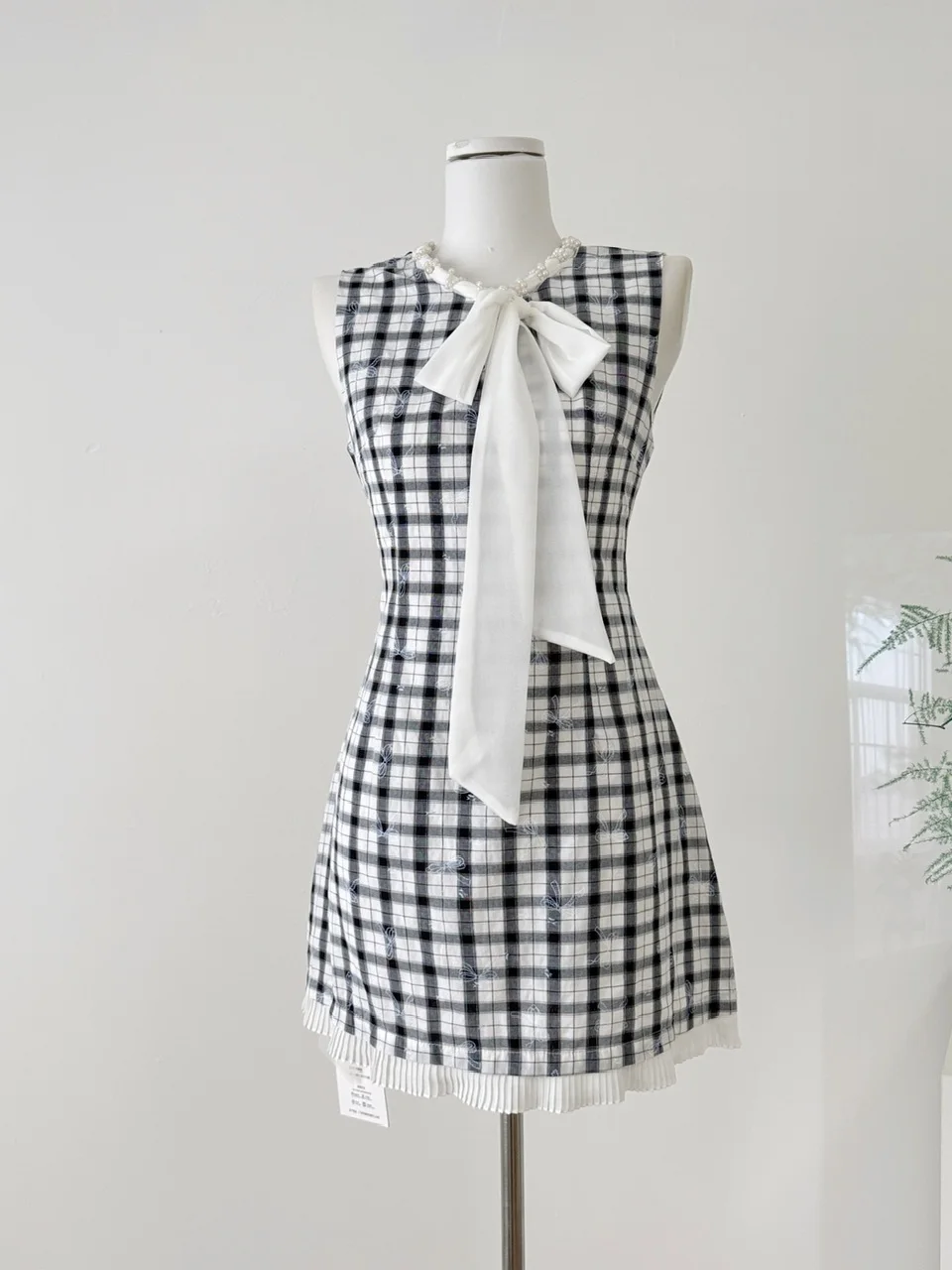 فستان صيفي أنيق بنقشة مربعات مع فيونكة وياقة على شكل V بدون أكمام بتصميم نحيف على شكل سترة للنساء