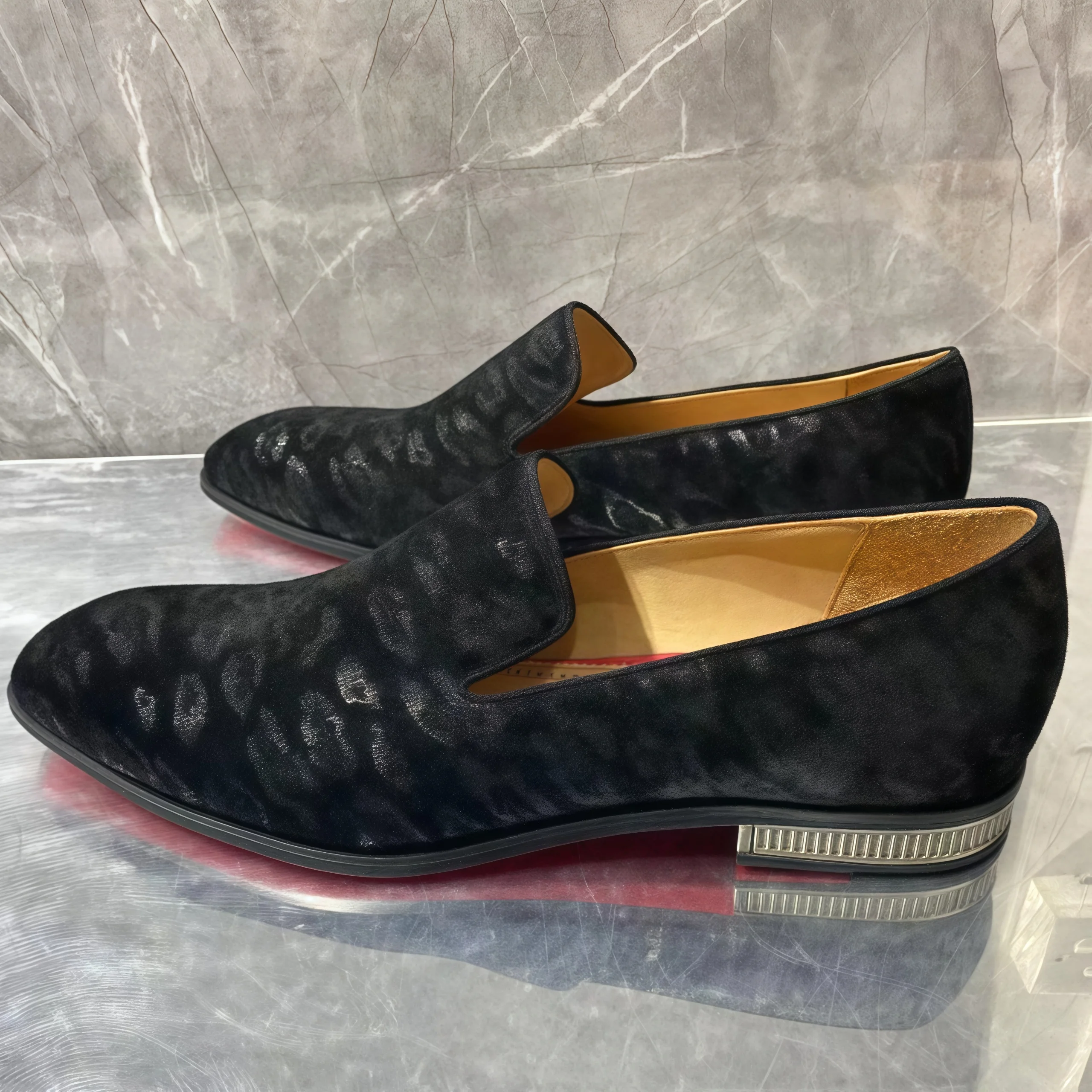 

Lip Prints Loafers Black Leather Men’s Single Shoes Comfort Metal Low Heels Round Toe Male Red Sole Party Wedding Formal Shoes