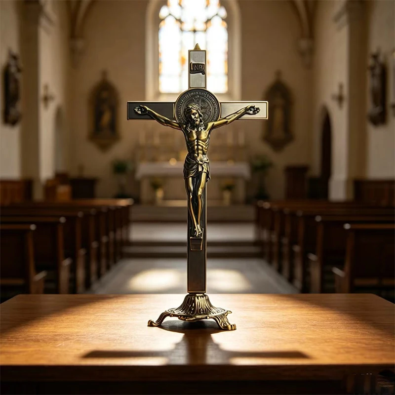 Neues stehendes Kruzifix in Bronzefarbe mit Heiligen-Benedikt-Medaille, perfektes religiöses Geschenk für den katholischen christlichen Altar zu Hause. – Detail 1