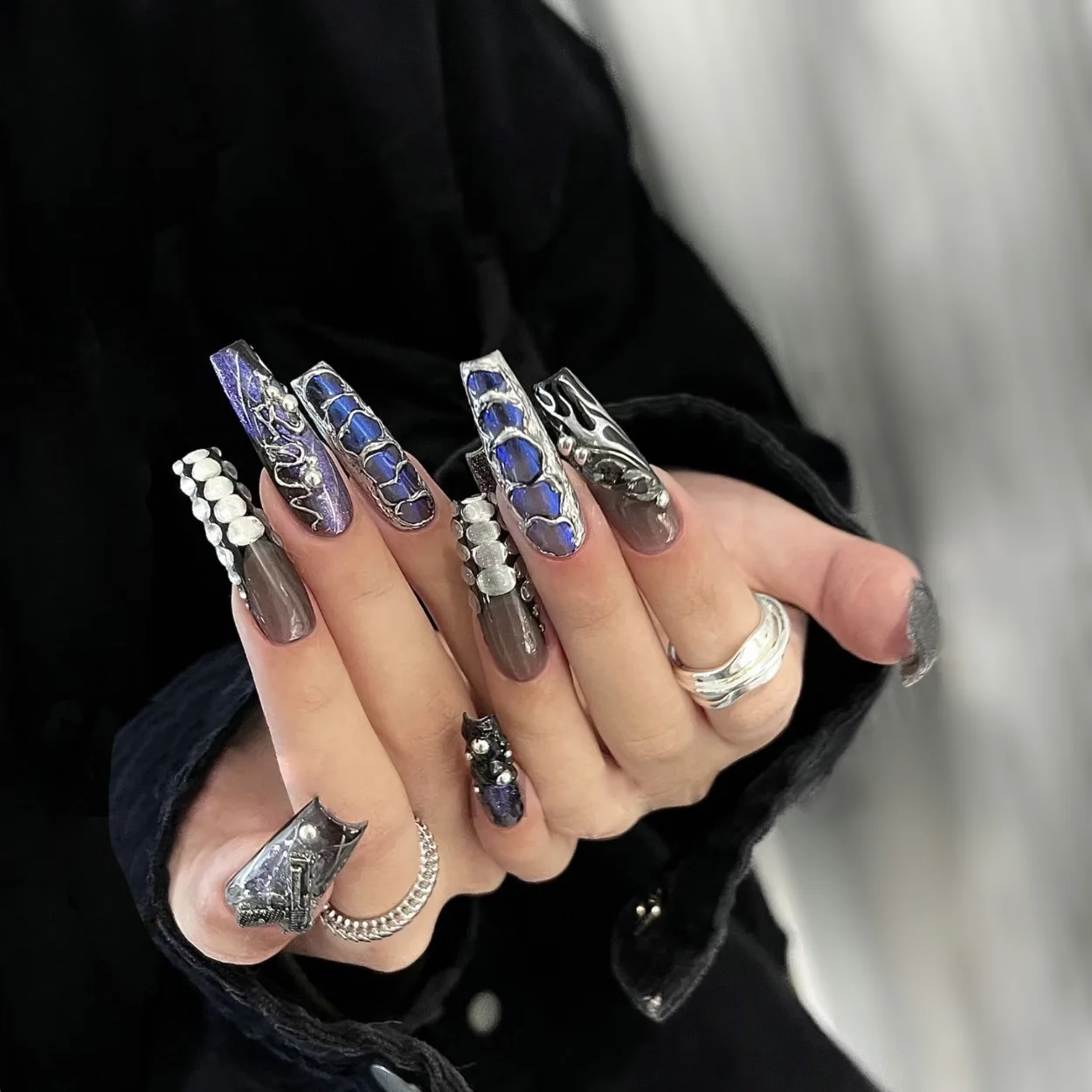 

24Pcs Dark Blue Snake Print Gothic Press on Nails Set Metallic Punk Style French Fake Nails with Glue Detachable Artificial Nail