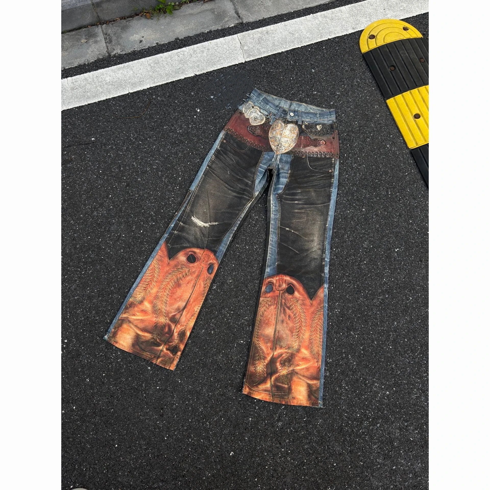 Calça Jeans Unissex de Cintura Baixa com Perna Reta, Estampa de Coração com Efeito Óptico, Fivela AC, Estilo Casual FW25