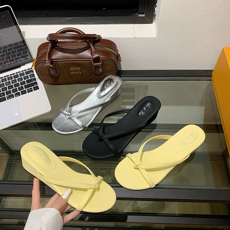 

Женские наклонные тапочки, новые летние модные сандалии на высоком каблуке с квадратным зажимом на носке, мягкая подошва, нескользящие износостойкие сандалии на высоком каблуке