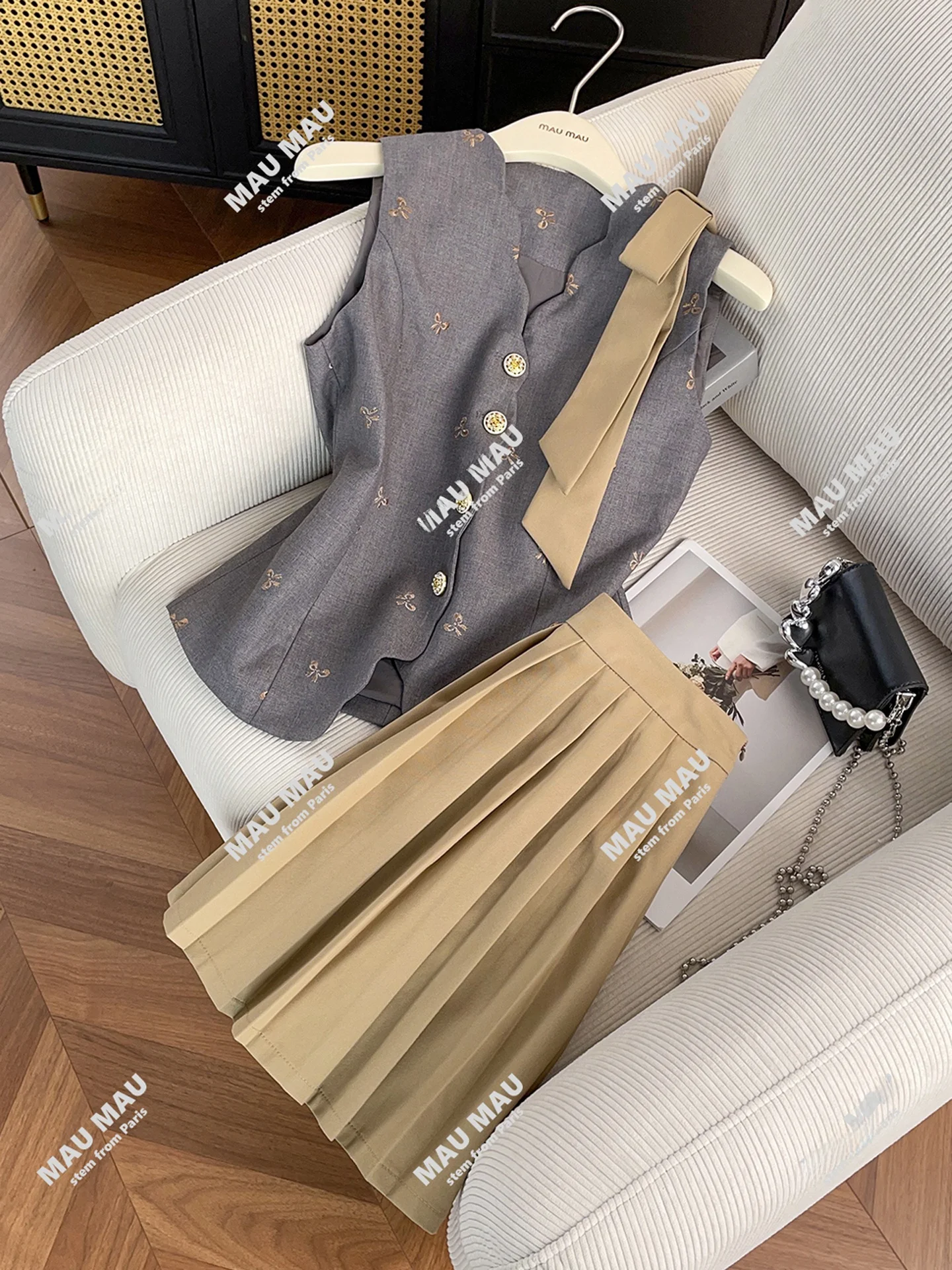 เสื้อกั๊กปักลายเอเล่ โนตพร้อมกระโปรงจีบ ชุดแฟชั่นสตรีฤดูร้อน ใยโพลีเอสเตอร์ V-Ne ...