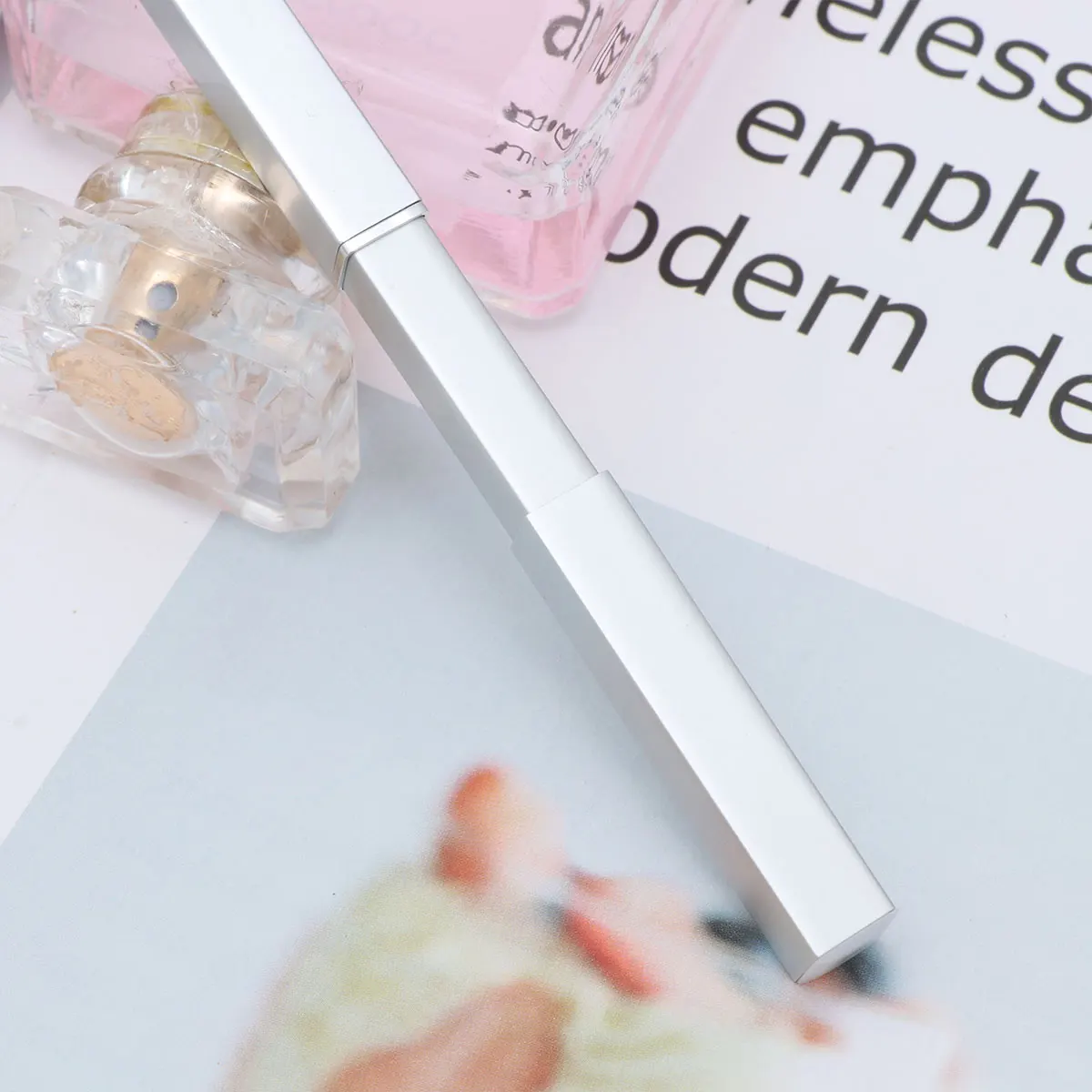 

Retractable Lip Brush Nylon Fiber Portable Makeup Tool Metal Tube Handy Lip Applicator Flexible Color Adjustment For Travel