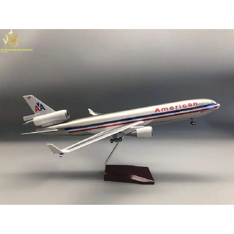 Modelo de avión McDonnell Douglas MD-11, versión American Airlines con luces LED, ruedas rodantes, modelo de pantalla de escritorio