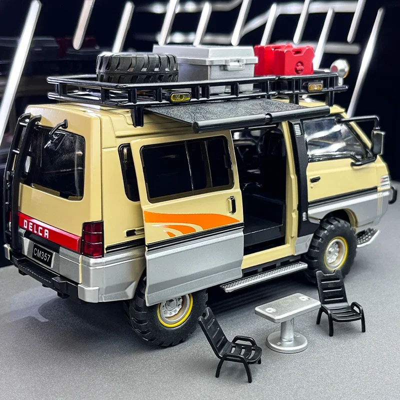 1:24 Mitsubishi Delica Modello di Auto in Lega Fonde Sotto Pressione in Metallo Fuoristrada Veicoli da Campeggio Modello di Simulazione Suono e Luce Giocattolo Regalo