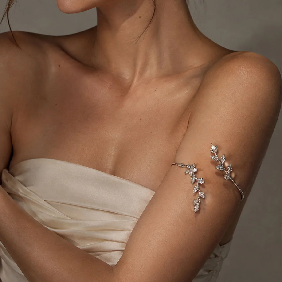 Women Upper Arm Cuff Bracelet Rhinestone Crystal Floral Leaf Vine Armlet Adjustable Jewelry for Bridal Wedding Party Festival