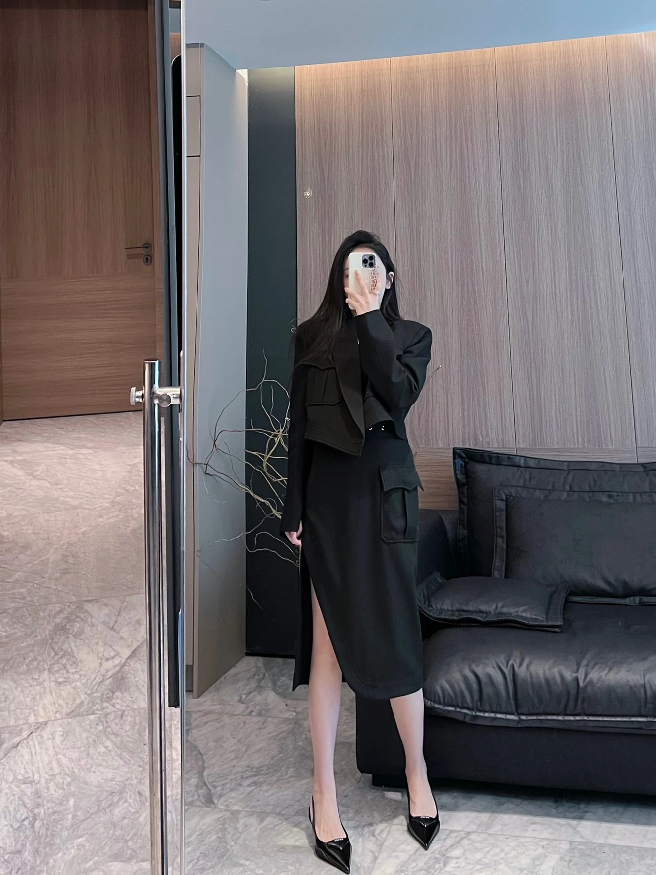 

Юбка миди с высокой талией, асимметричным подолом, боковым разрезом и большим карманом на поясе, универсальная модель для повседневной носки, А-силуэт, однотонная.