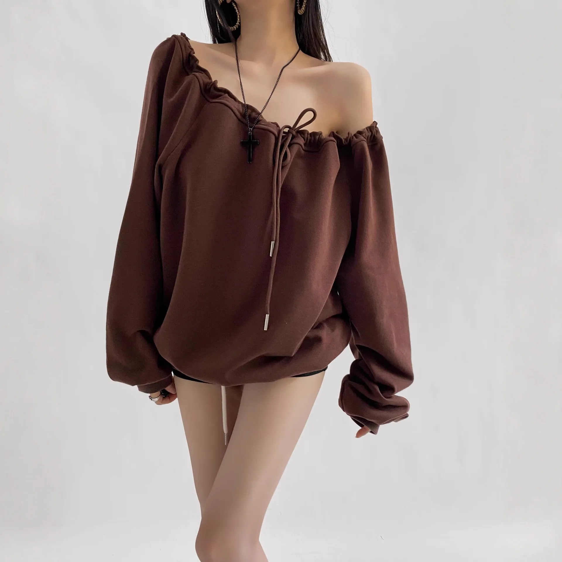 Sudadera con capucha de manga larga con cordón y hombros descubiertos para mujer, Top holgado de moda de otoño con diseño de chica picante