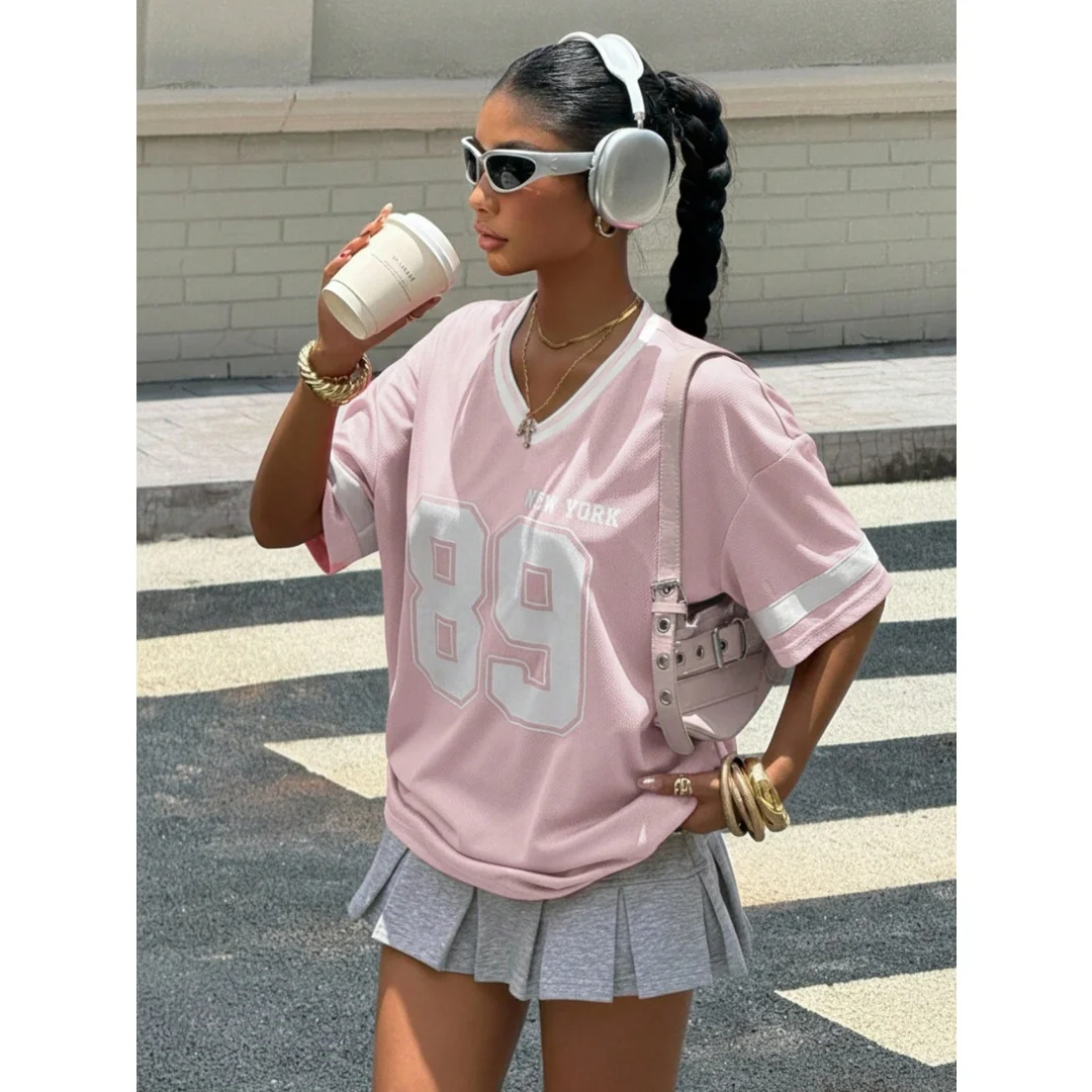 Damen Sommer Modisches Locker Sitzendes V-Ausschnitt Kurzarm T-Shirt mit Buchstaben- & Zahlen-Print Jersey Y2K Mode Streetwear Oberteile – Detail 4