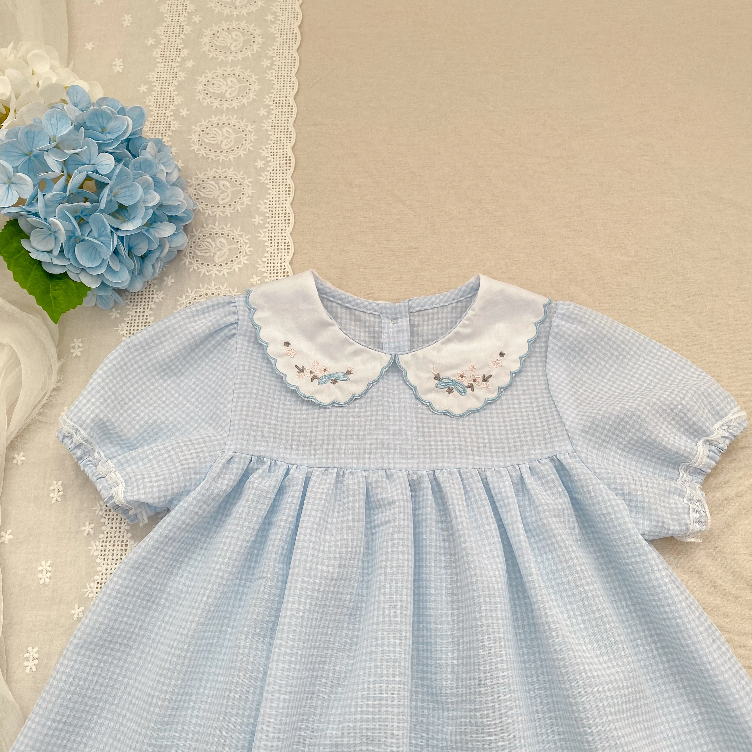 2026 Neues Sommerkleid für 2-6 Jahre, Kurzarm, Blumenmuster, Koreanische Version, Süßes Karokleid mit Besticktem Kragen für Mädchen – Detail 7