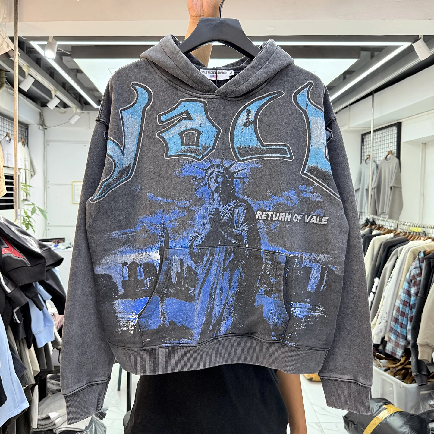 

Американская высококачественная толстовка с капюшоном в стиле ретро, мужская свободная повседневная уличная одежда, длинная футболка с буквенным принтом и статуей