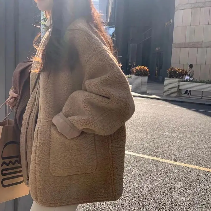 2025 Autumn and Winter New Design Gentle Coffee Color Short Top with Thickened Lamb Wool Jacket Design Sense