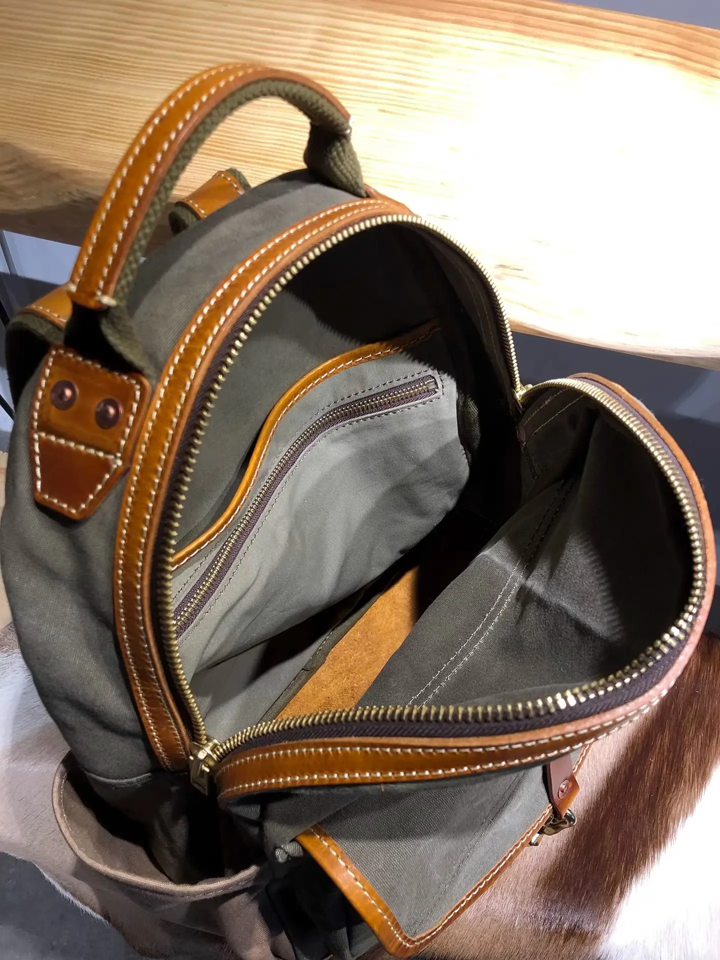 حقيبة ظهر كاجوال للرجال والنساء مصنوعة يدويًا من الجلد من الطبقة الأولى مصنوعة يدويًا من القماش الكتاني لعطلة نهاية الأسبوع الفاخرة لتسلق الجبال