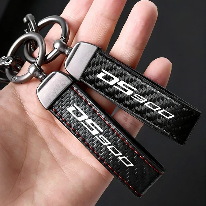 

Для мотоциклов Voge 900DS, DS900, DS900X, 900DSX, 900DS 2024-2025: брелок для ключей из кожи с карбоновым узором