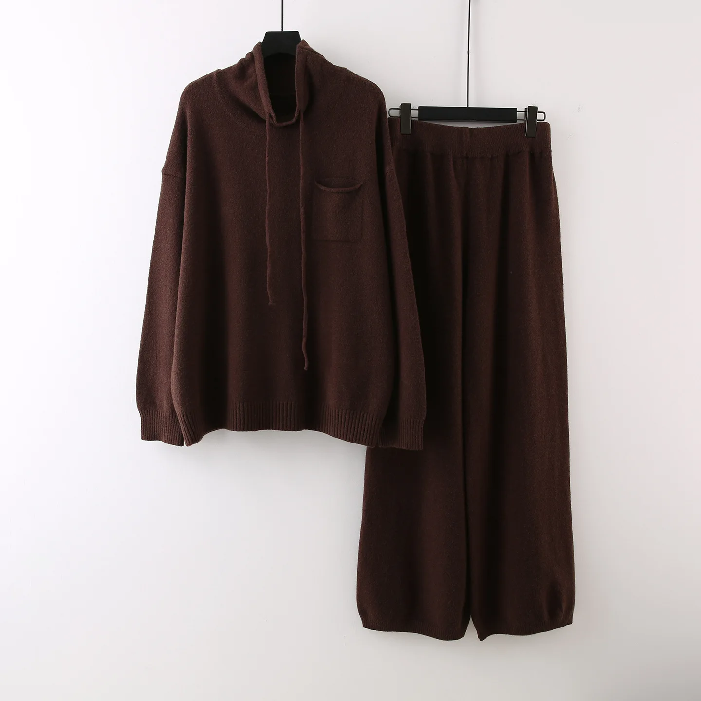 ชุดเซ็ตสองชิ้น เสื้อไหมพรมคอตั้งสำหรับสุภาพสตรีทำงาน รุ่นใหม่ประจำฤดูใบไม้ร่วงและฤดูหนาว พร้อมกางเกงขายาวทรงกว้างเนื้อหนา