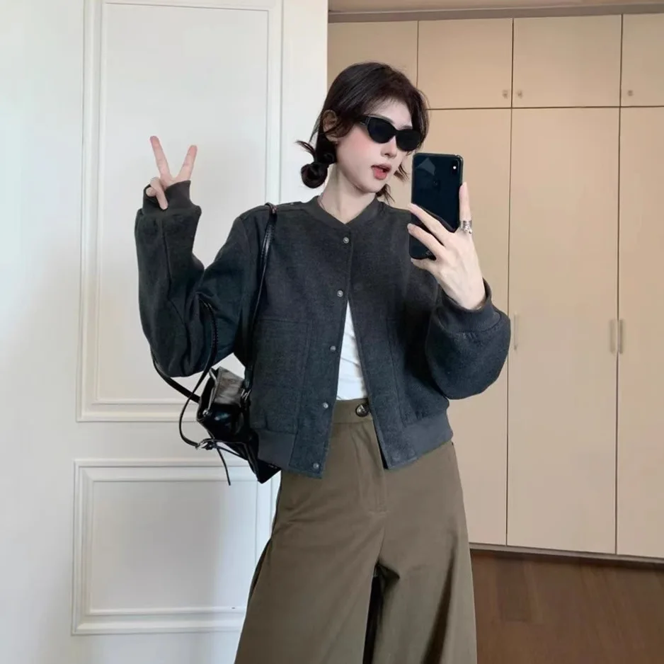 

Винтажная мода для женщин: новая бейсбольная куртка весна 2026, свободная, стройнящая, универсальная, минималистичная.