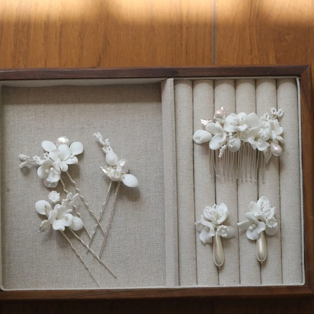 SLBRIDAL Handgefertigter Haarkamm aus Legierung mit Blatt-, Tonblumen- und Perlenverzierung, Haarnadel, Ohrringe, Hochzeit, Brautjungfern, Damen, Mädchen, Haarschmuck – Detail 1