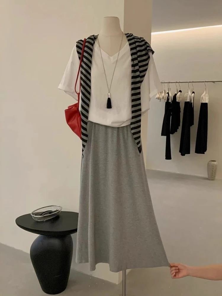 

Корейский стиль: свободная футболка с V-образным вырезом и короткими рукавами + универсальная серая юбка-полусолнце с шалью, простой женский комплект из трех предметов.