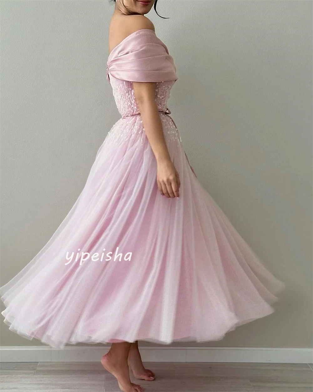 Tulle ประดับด้วยลูกปัดประดับด้วยเลื่อม Ruched ชุดราตรี A-line ปิดไหล่ Bespoke โอกาสชุดเดรส Midi