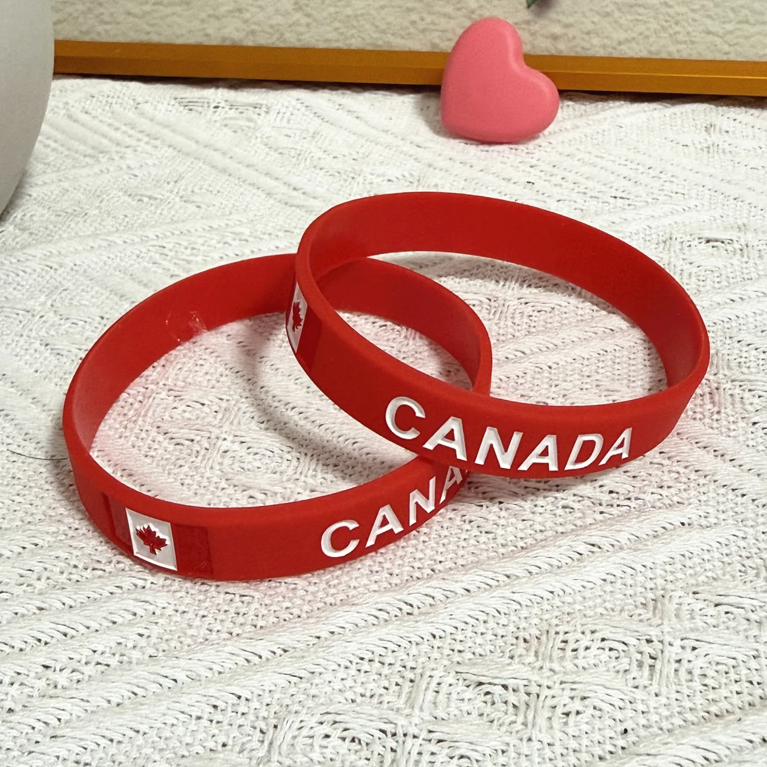 100pcs Canada Silicone Bracelets National Flag Debossed Wristband Stretch Rubber Fashionable Wristwear Sport Game Partty gift