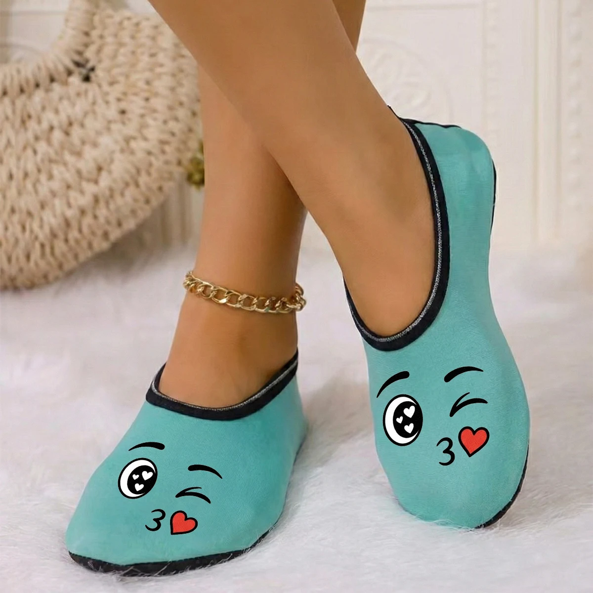 شبشب نسائي لطيف مطبوع عليه قبلة من جلد الغزال يسمح بمرور الهواء ومرونة عالية للاستخدام الداخلي وغير قابل للانزلاق