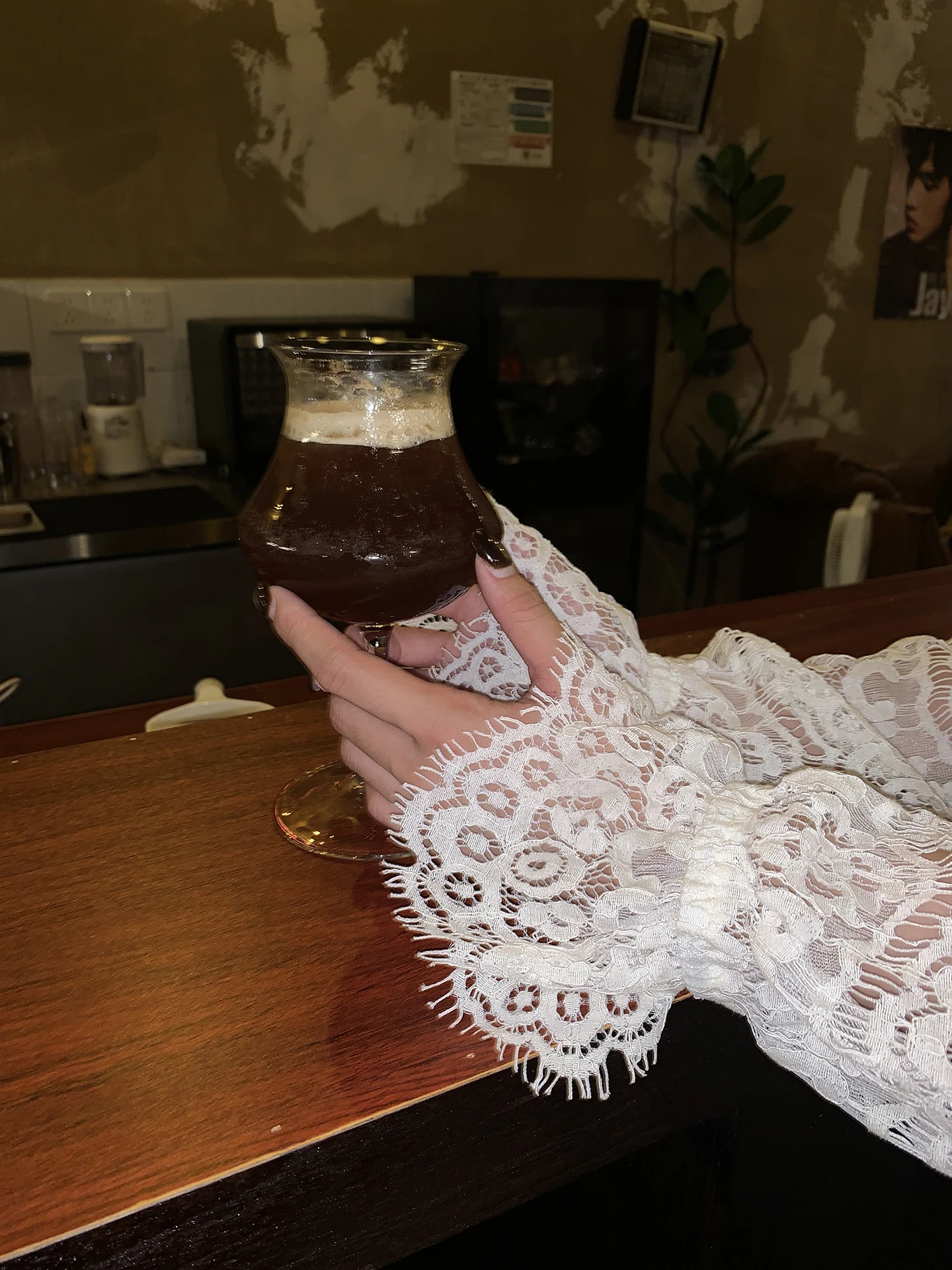 قميص نسائي طويل الأكمام من الدانتيل باللون الأحمر، تصميم فريد لخريف 2025 المبكر، قطعة علوية أنيقة غير تقليدية، مزيج من النايل...