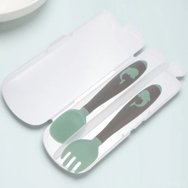 

1 комплект столовых приборов для еды ребенка, гибкая нескользящая вилка, набор ложек, пищевая учебная посуда для младенцев, кормление ребенка