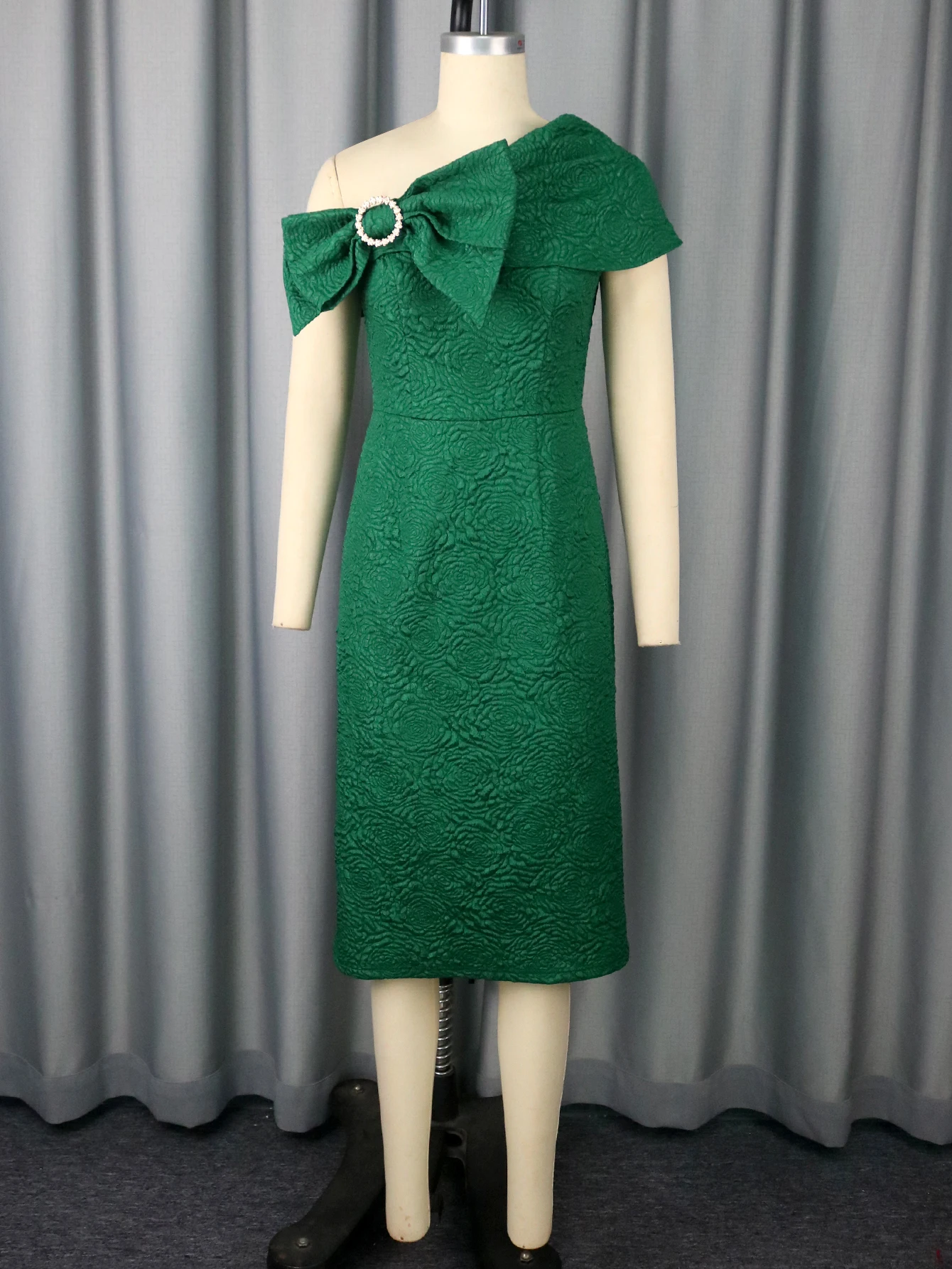 Abito alla moda con fiocco e spalle scoperte in jacquard rosa verde scuro, vestibilità slim, elegante abito da festa midi per donna, sera da cocktail