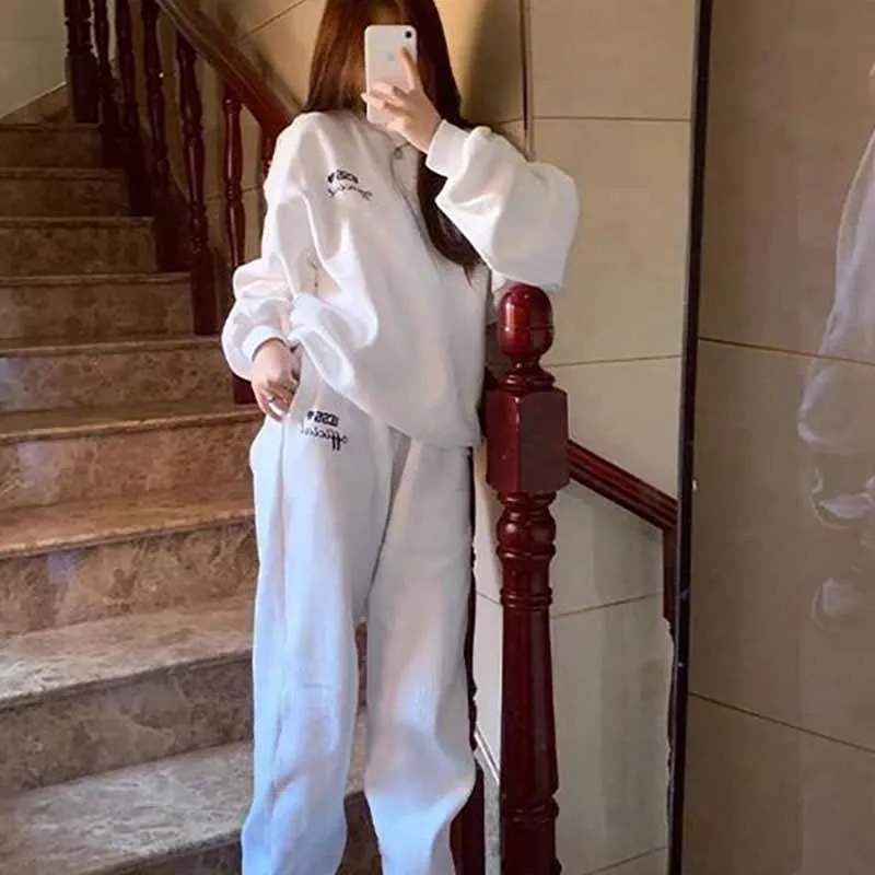 ชุดกีฬาแฟชั่นสำหรับผู้ชาย ไซส์ใหญ่ เสื้อสเวตเตอร์และกางเกงขายาว แขนยาว สำหรับฤดูใบไม้ร่วงและฤดูหนาว สวมใส่สบาย ผลิตจากเส้นใยโพลีเอสเตอร์