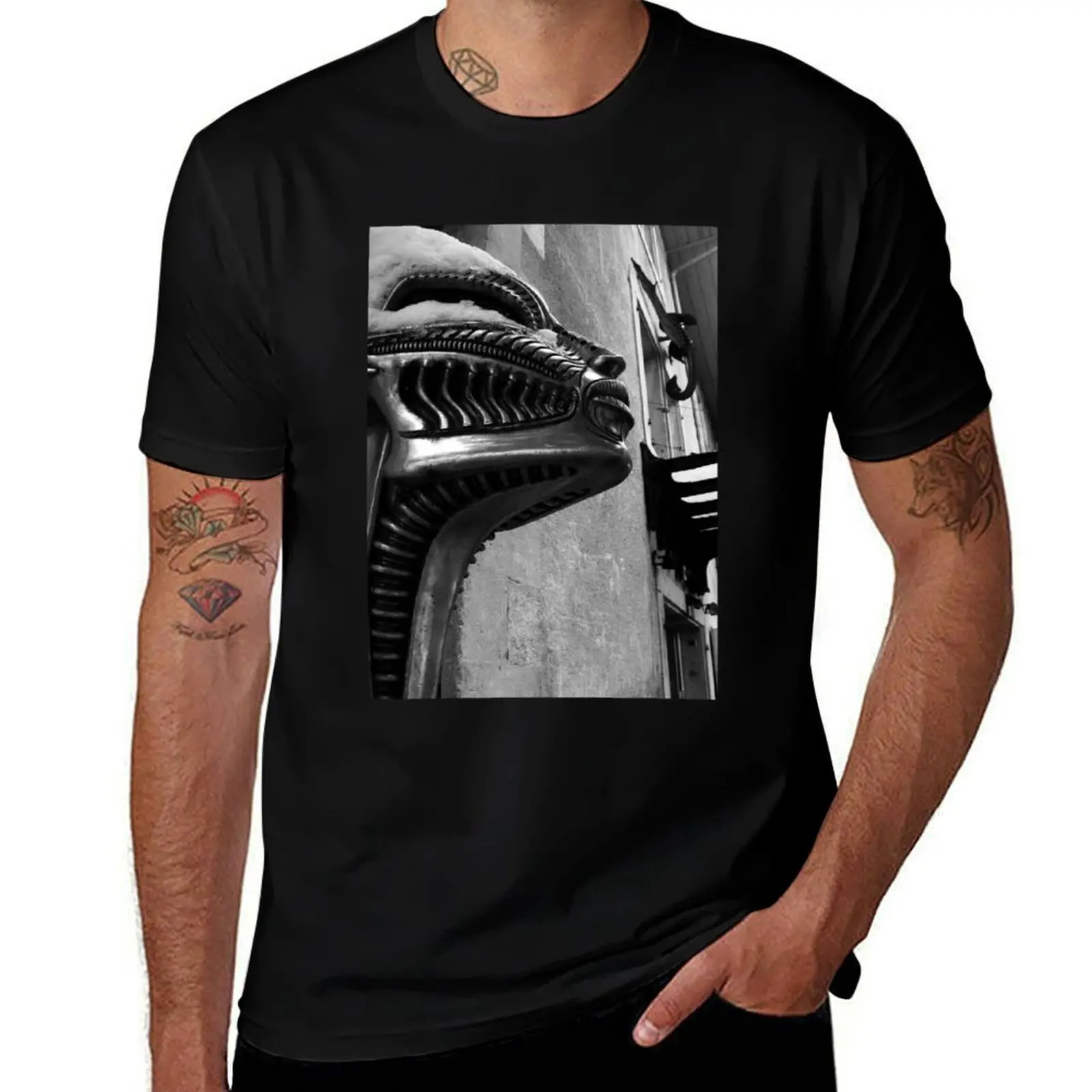 H R Giger Museumsstatue. Gruyères, Schweiz T-Shirt Classic Basic Casual T-Shirt