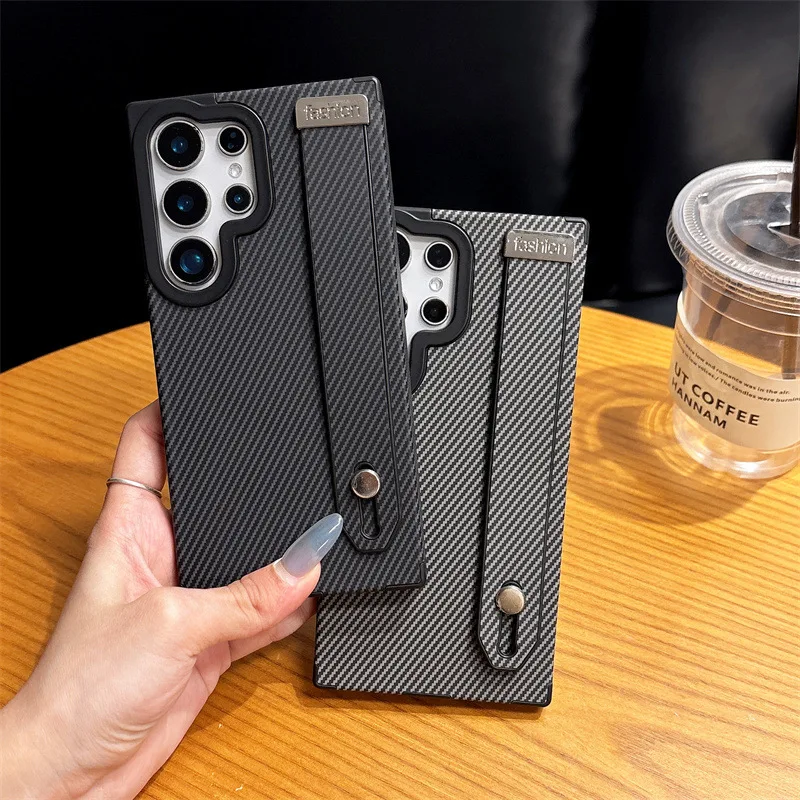 Luxus Einfarbig Carbon Faser Relief Textur Magnetische Telefon Fall Handgelenk Gurt für Samsung Galaxy S25 S23 S24 Ultra Plus Abdeckung