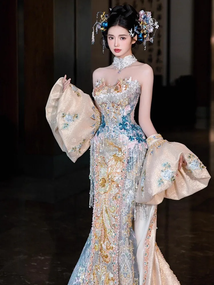 

The new blue wedding dress for brides is a traditional Chinese with fishtail toasting style and dragon phoenix