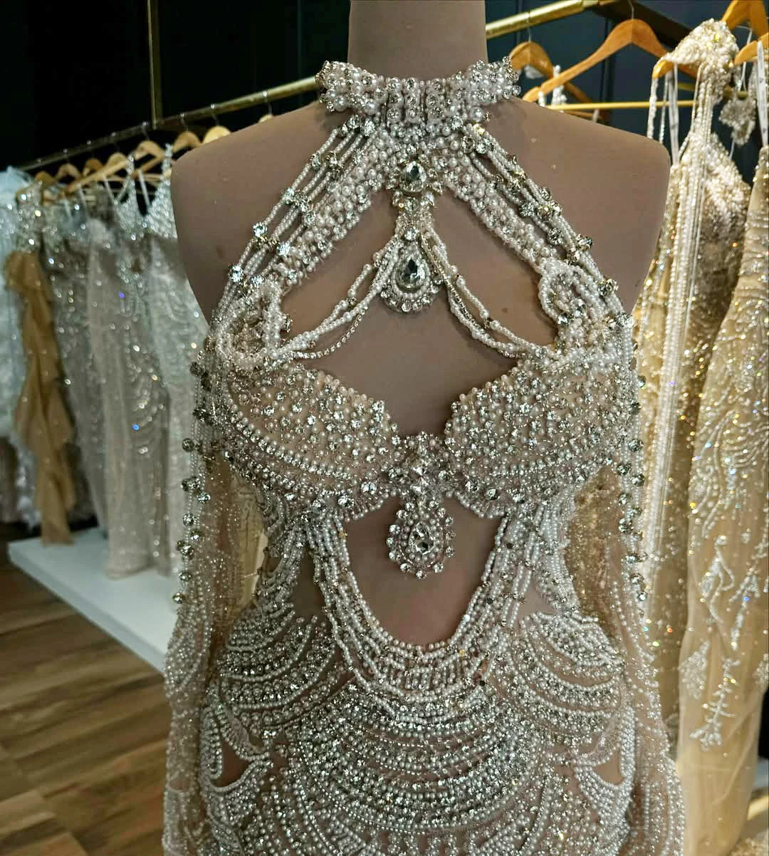 반짝이는 크리스탈 홀터넥 넥 인어 가운 럭셔리 술 구슬 이브닝 드레스