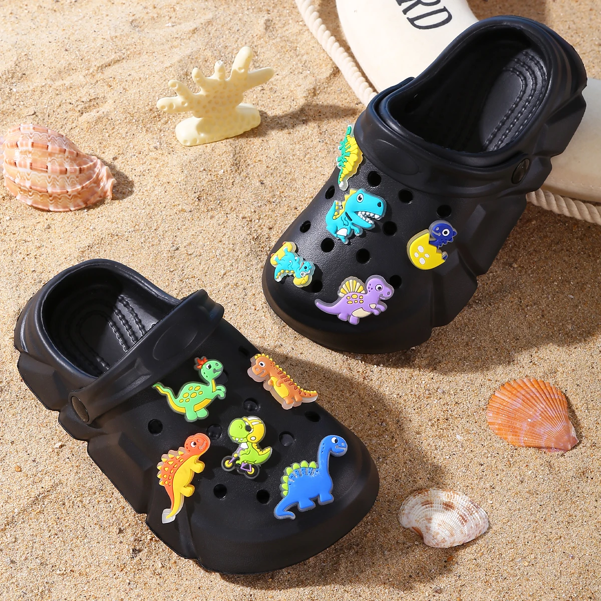 Atmungsaktive Freizeit-Clogs für Jungen mit leuchtender Cartoon-Dinosaurier-Dekoration, leichte Clogs für Dusche, Strand und Pool 3057 – Detail 23