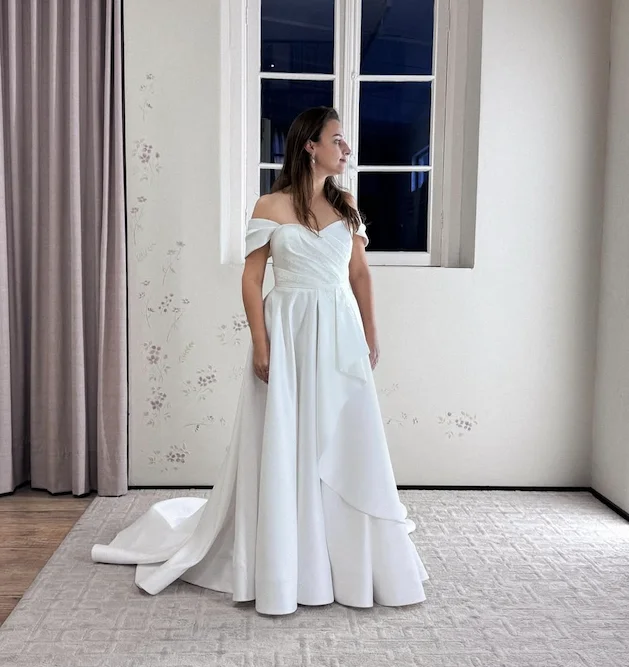 ชุดแต่งงานสั่งตัดตามขนาด ชุดเจ้าสาวยาวกรอมพื้น ทรงเอไลน์ ผ้าซาติน เปิดไหล่