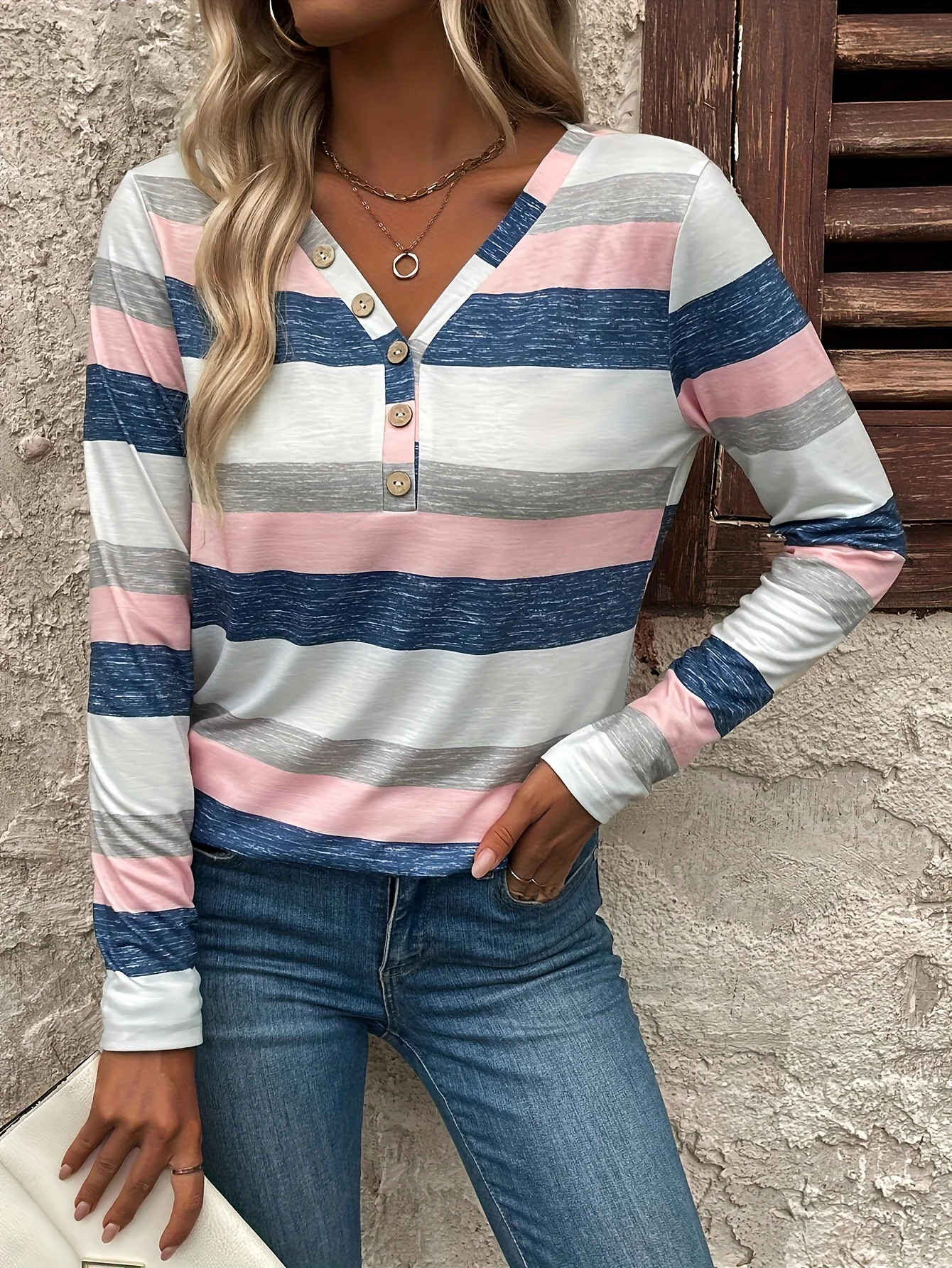 Langärmliges T-Shirt im europäischen und amerikanischen Stil mit kontrastfarbenen Streifen, V-Ausschnitt und Knöpfen, bequemes, schlankmachendes Alltags-Oberteil für Pendler – Detail 3