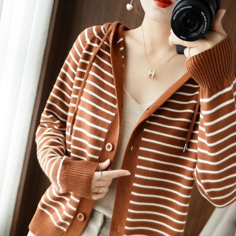 2025 الكلاسيكية شريط مقنعين الصوف سترة المرأة الحياكة الدافئة سترة فضفاضة واحدة الصدر الديكور عالية الجودة الأساسية القمم #6