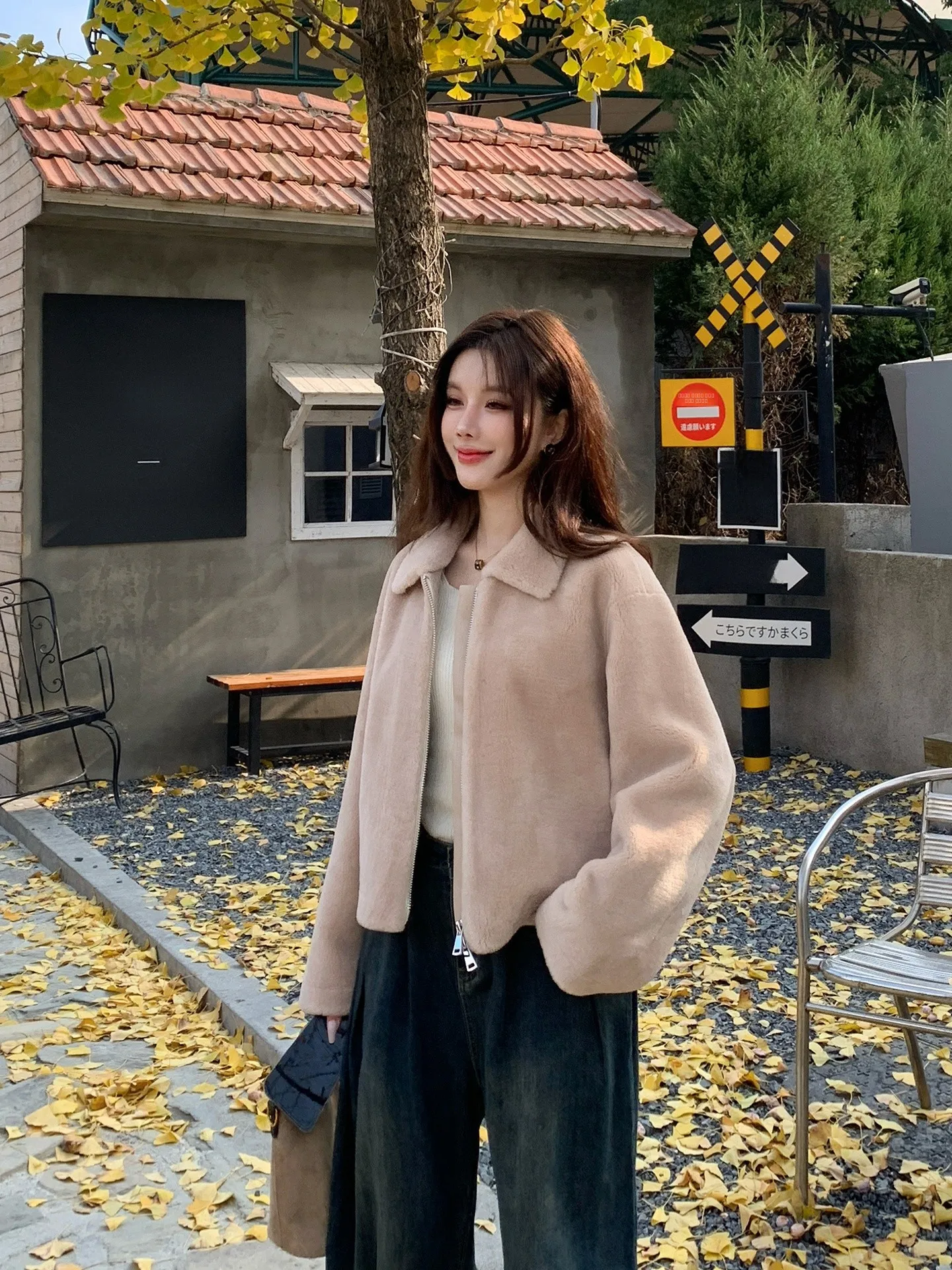 Novo Casaco Feminino 2025 de Couro e Lã com Gola de Zíper e Pelo de Cordeiro, Confortável e Quente para Uso Diário