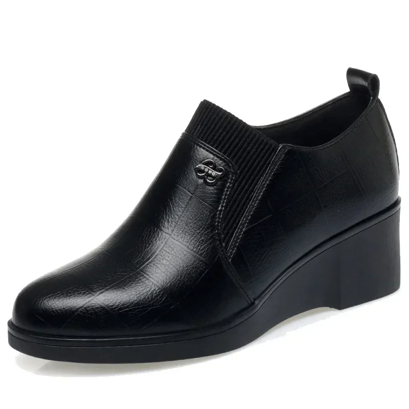 Slope heel leather shoes 2024 new middle-aged and elderly women\'s shoes soft leather mother\'s shoes spring and autumn