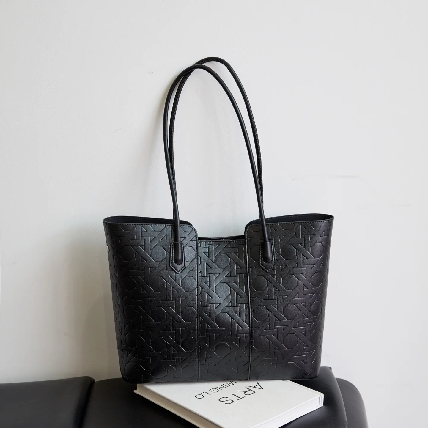 

2026 New Simple and Large-capacity Commuting Shoulder Handbag Temperament Versatile Daily Senior Sense Fashionable Tote Bag