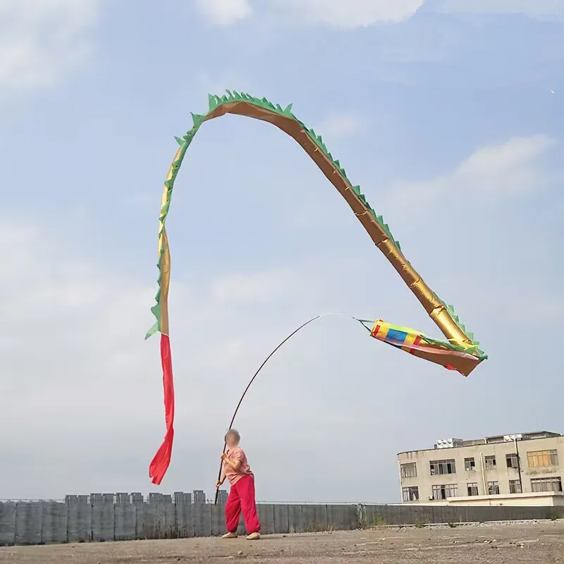 Prodotti per il fitness del drago volante cinese in argento dorato Divertenti oggetti di scena per spettacoli di danza quadrata per una persona