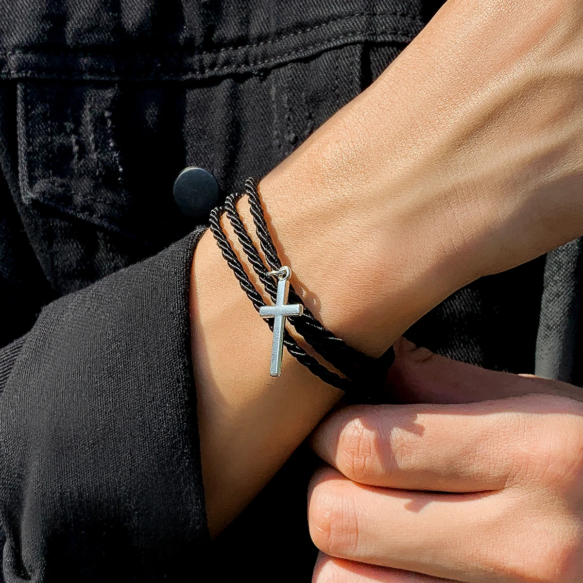 Geschichtete schwarze Baumwoll faden kette mit Kreuz Anhänger Armbänder Männer trend ige Seil Hand ketten Modeschmuck Accessoires männlich